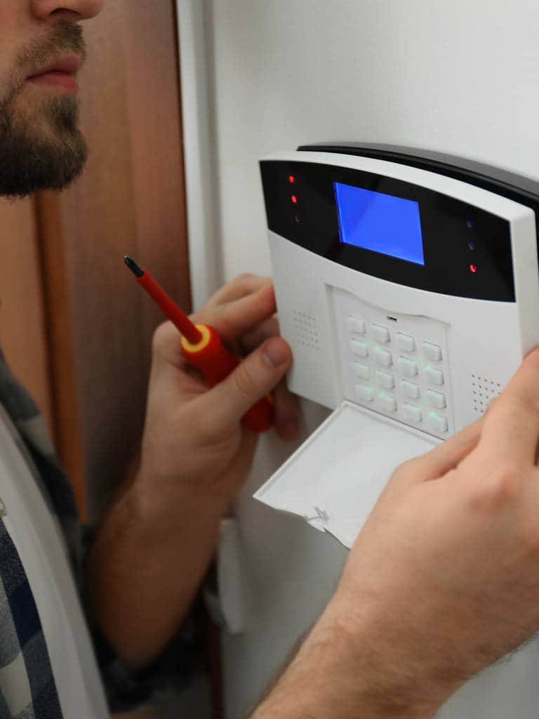 Alarm domowy: bezprzewodowy czy przewodowy? Wybierz najlepsze rozwiązanie!