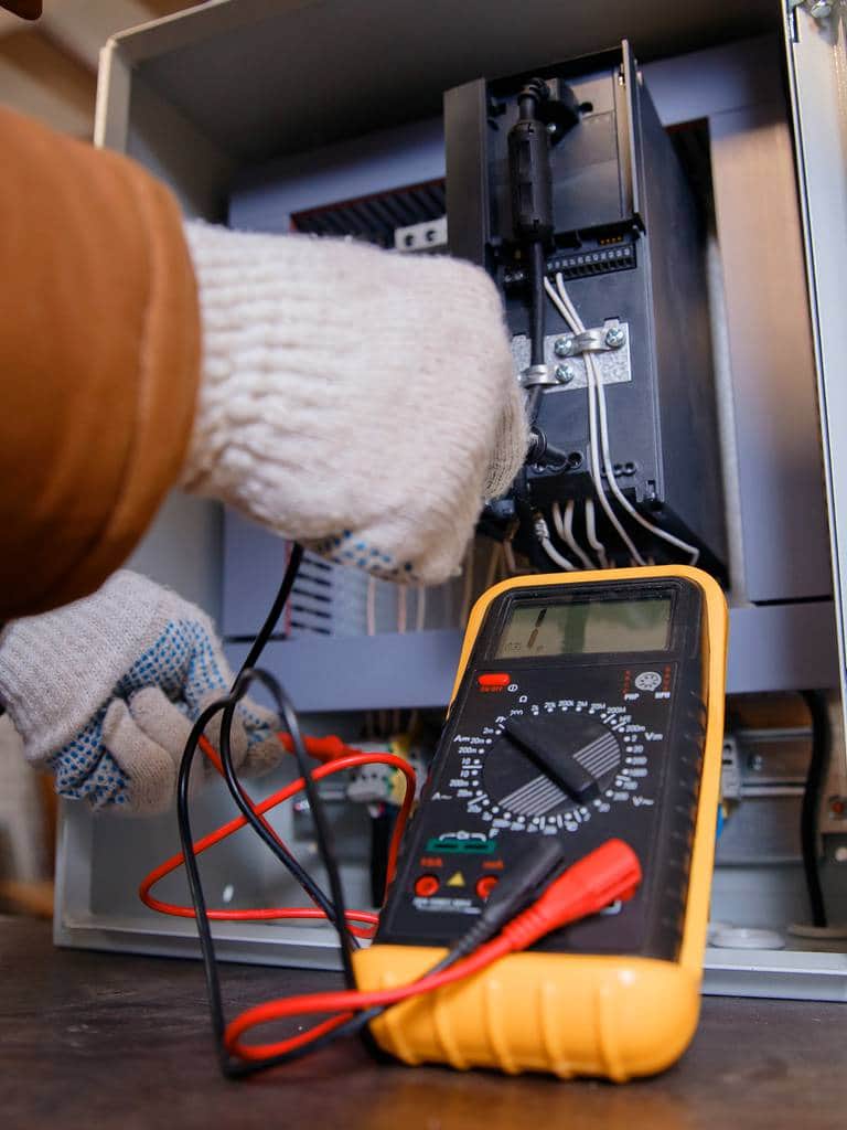 Miernik elektryczny – jak go używać i który kupić? [Poradnik 2025]