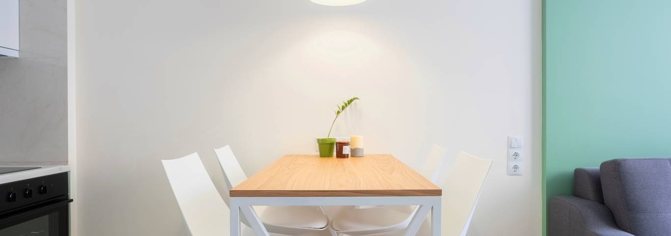 mały salon w bloku urządzony w minimalistycznym stylu