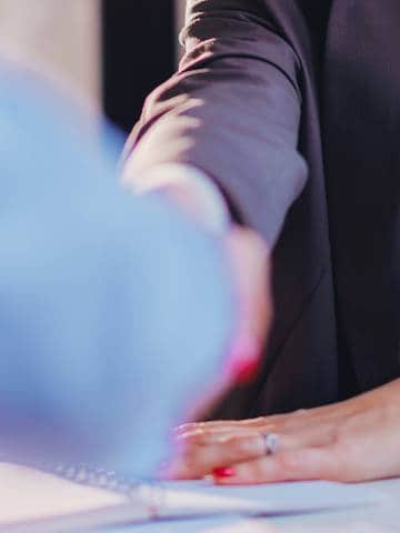 Uścisk dłoni jako symbol współpracy z konserwatorem zabytków