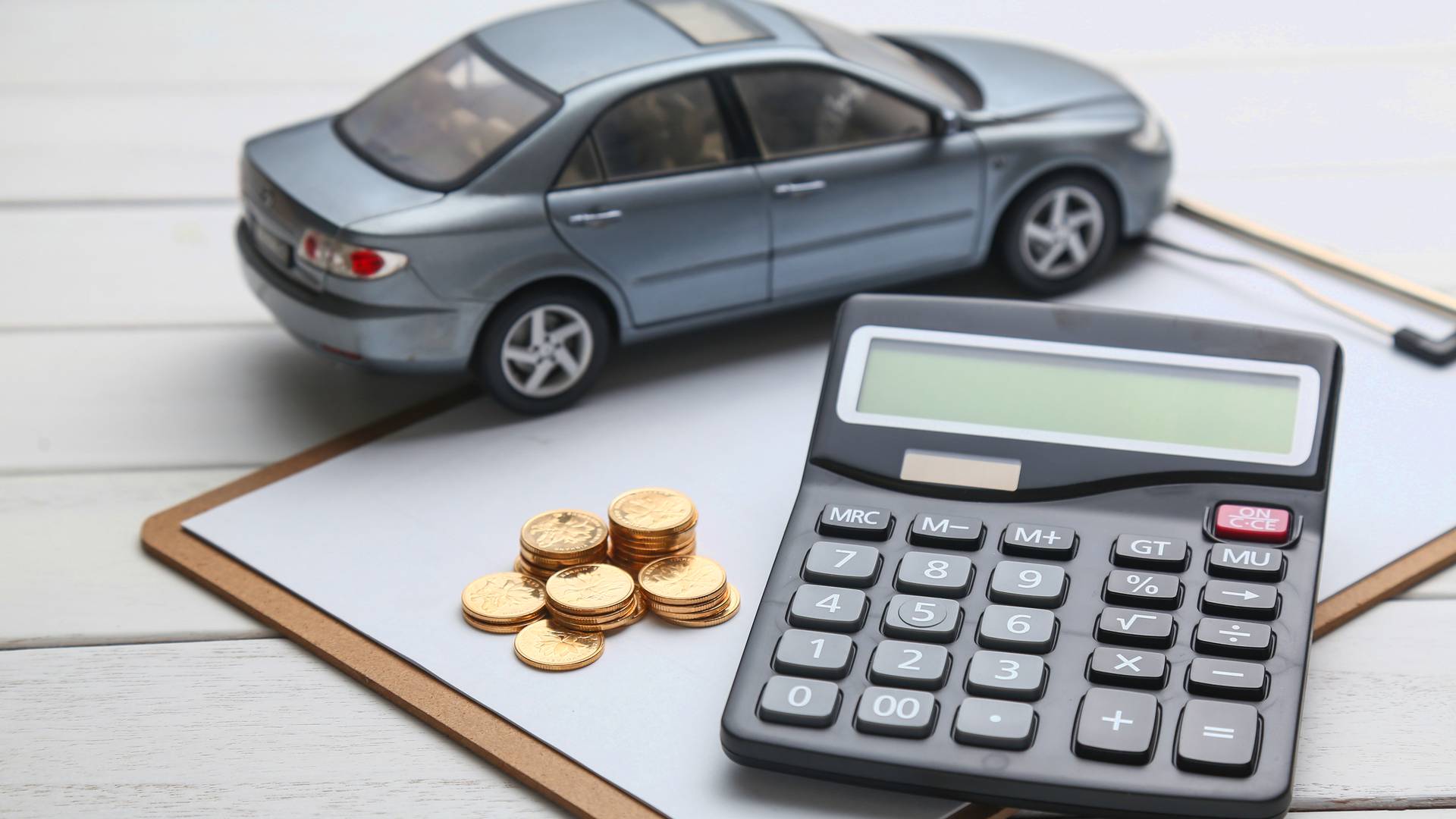 model samochodu, kalkulator i monety -  w 2022