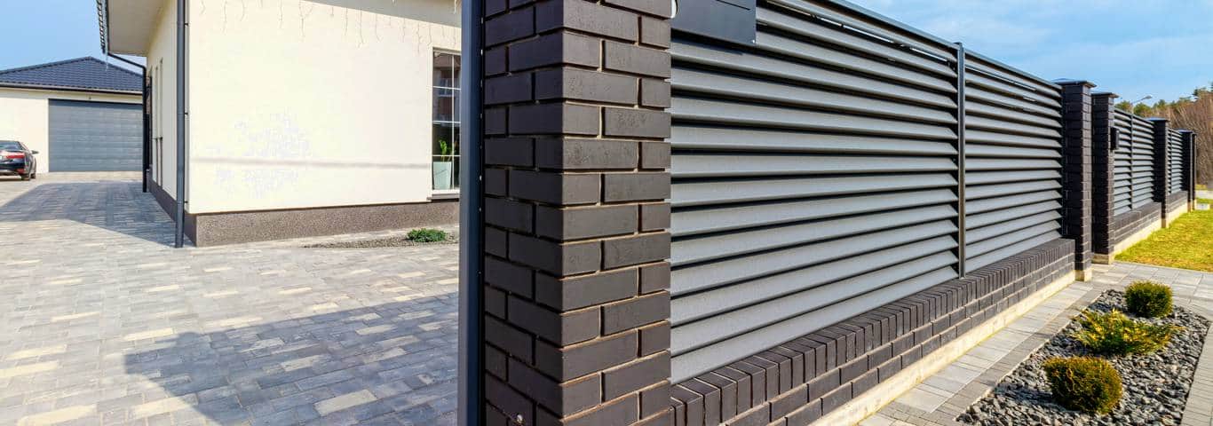 Nowoczesne ogrodzenie panelowe przy domu jednorodzinnym – miejsce montażu wideodomofonu