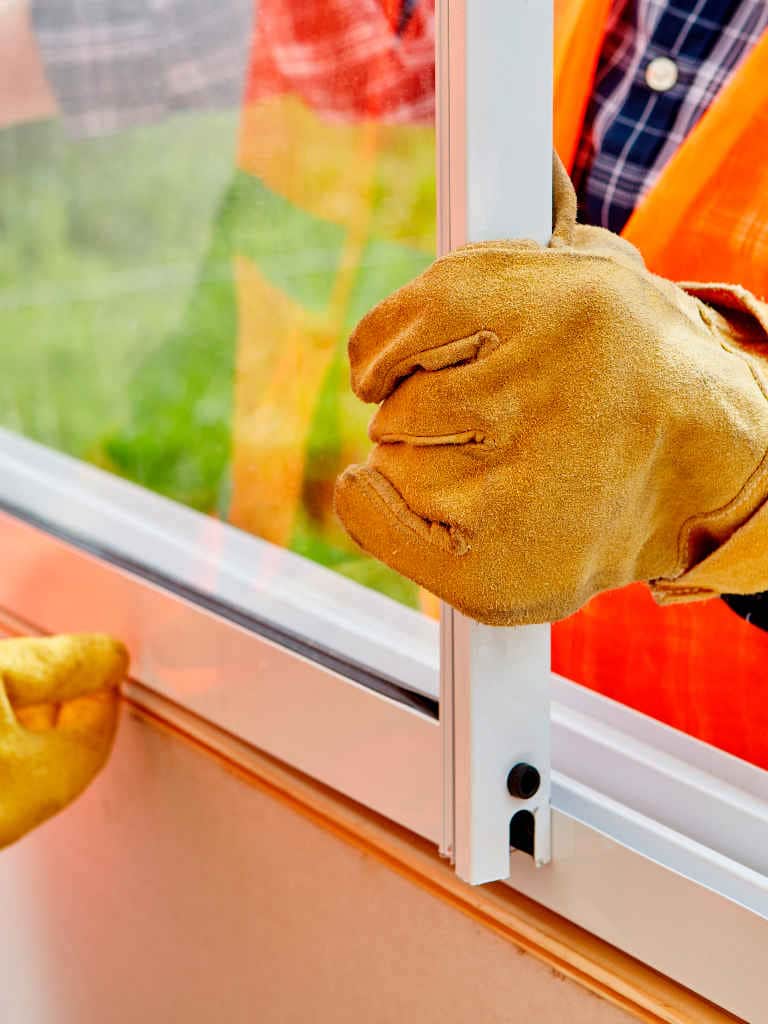 Montaż okien – jak zamontować okno? Wstawianie okna krok po kroku 