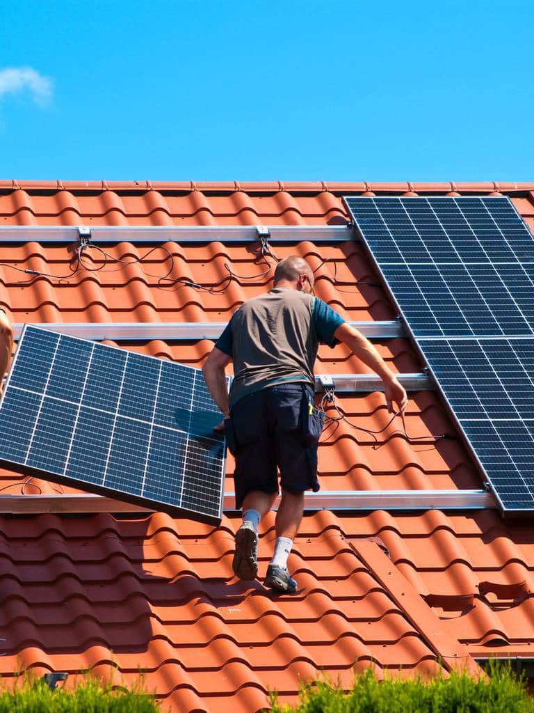 Konstrukcja pod panele fotowoltaiczne – rodzaje. Jaką wybrać?