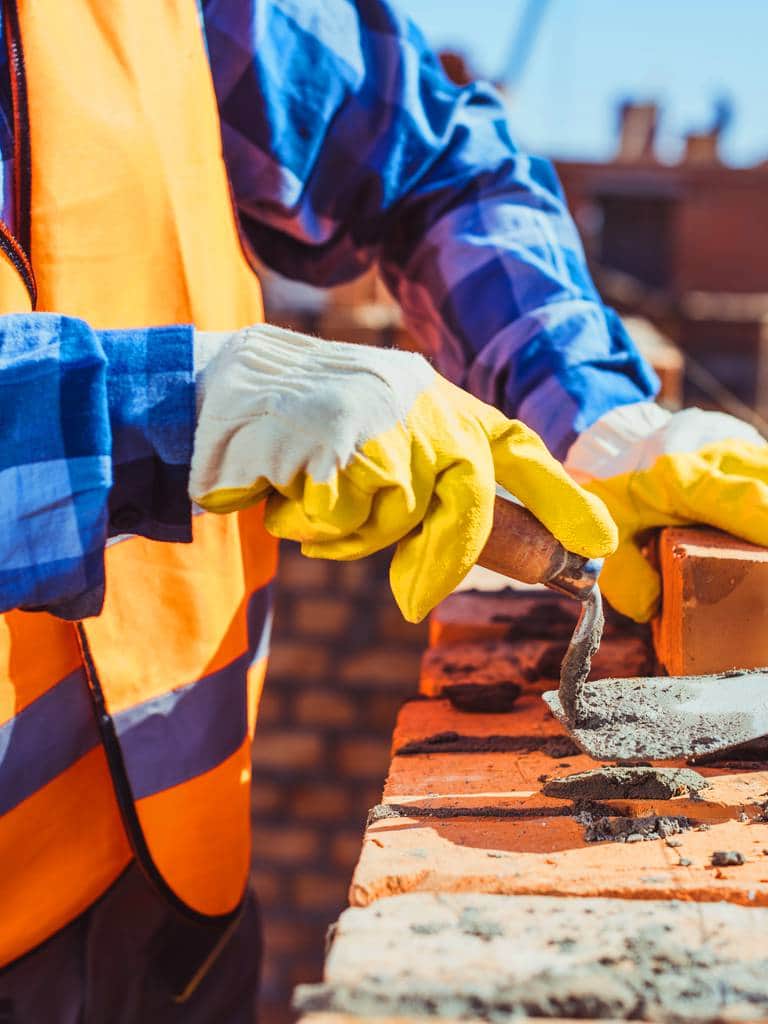 Brak materiałów i fachowców, rosnące ceny – problemy z budową domu w 2021 roku. Raport