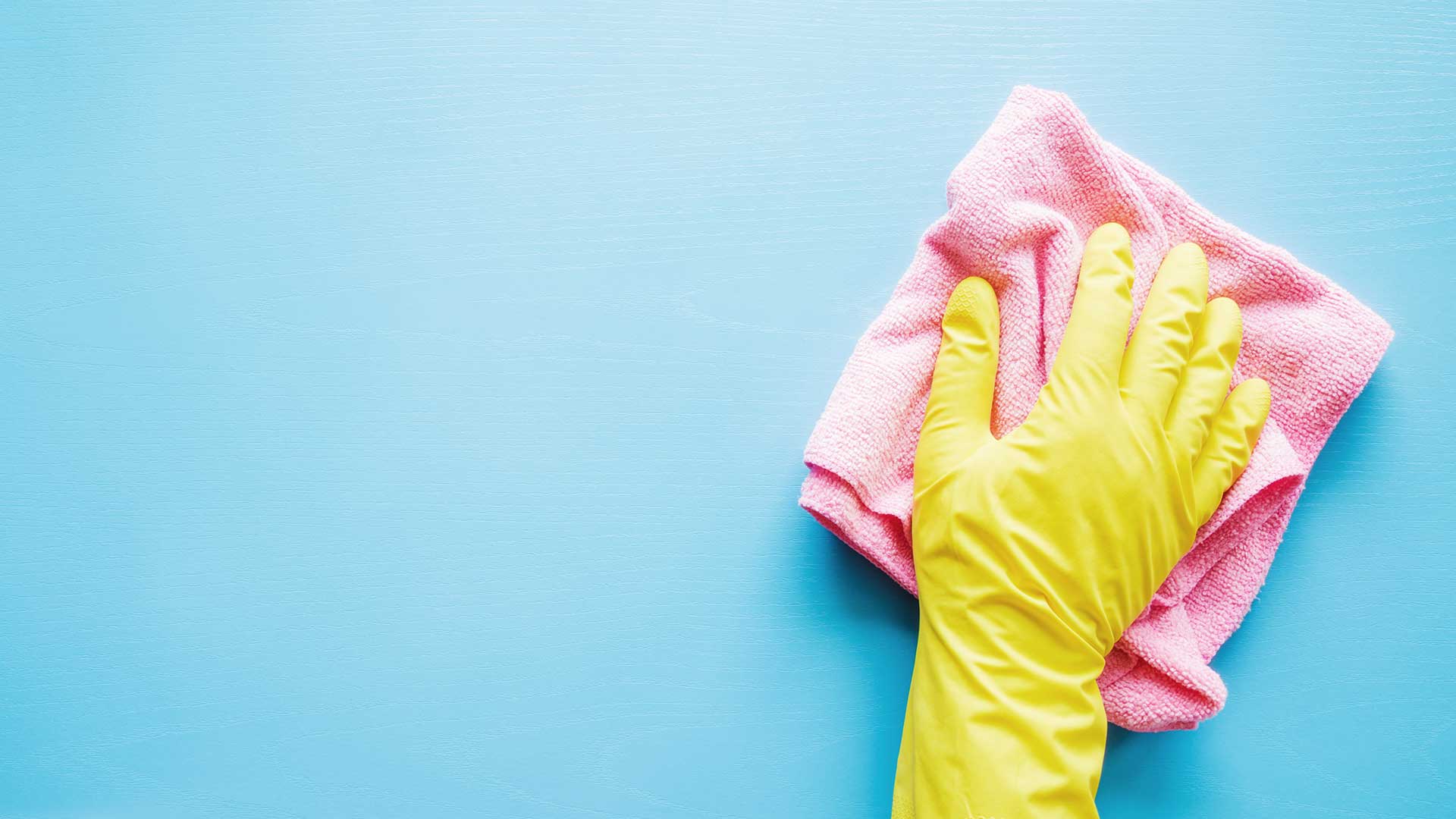 kobieta myje żółtą ścierką niebieską ścianę pomalowaną farbą zmywalną -  w 2022
