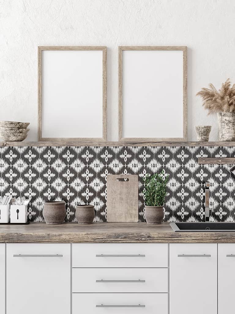 Naklejki na płytki łazienkowe i kuchenne – dlaczego warto? 