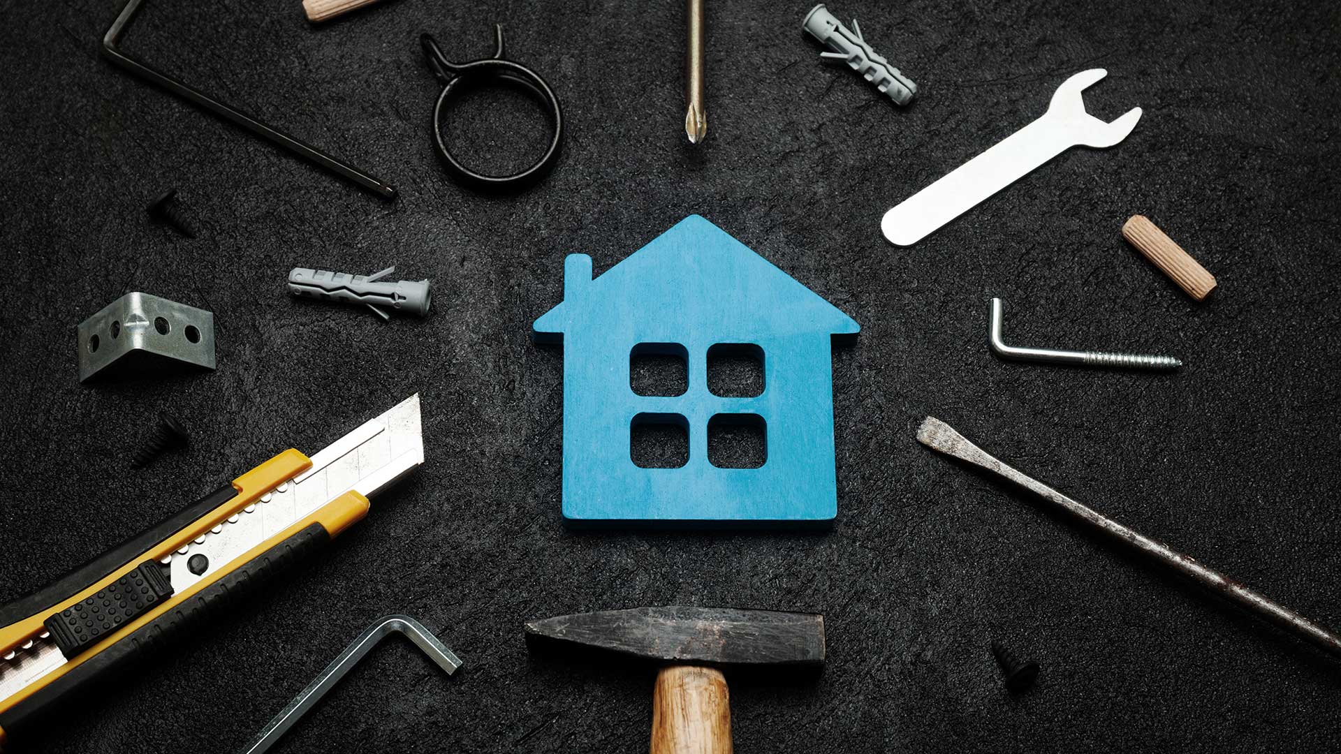 niebieski domek z drewna otoczony narzędziami budowlanymi na czarnym tle -  w 2021