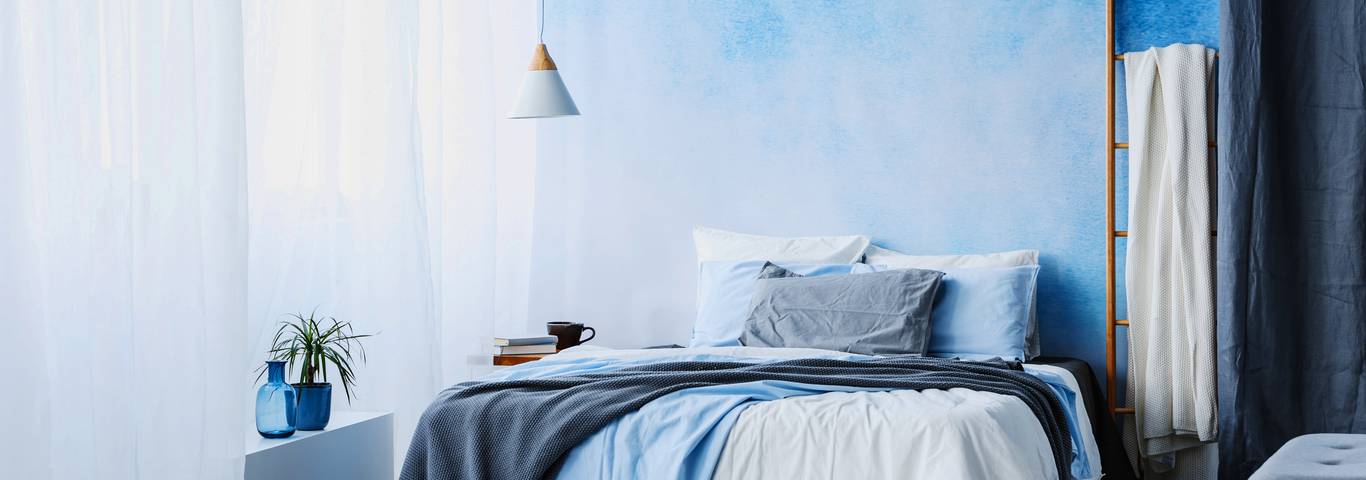 niebiesko-białe ombre na ścianie w sypialni