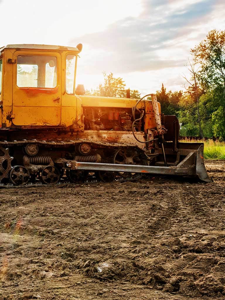 Niwelacja terenu. Jak wyrównać teren na działce budowlanej?