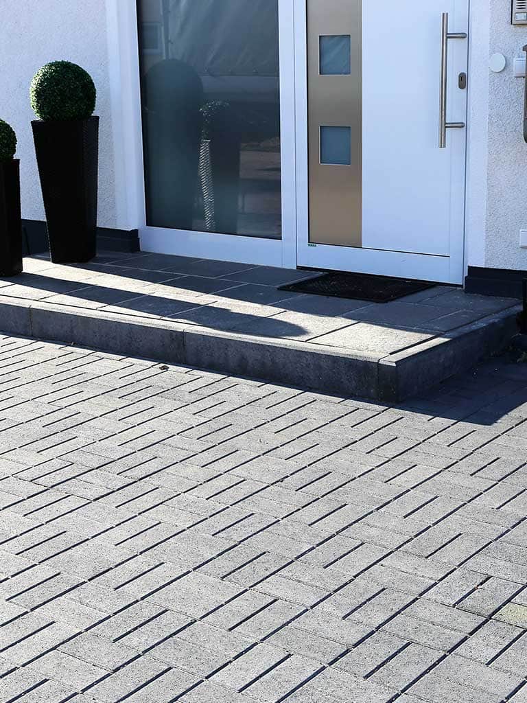 Kostka przed domem – inspiracje i nowoczesne aranżacje [2025]