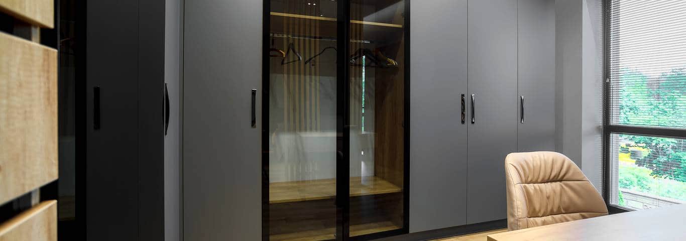 nowoczesna szafa na wymiar w kolorze szarym z przeszklonymi drzwiami