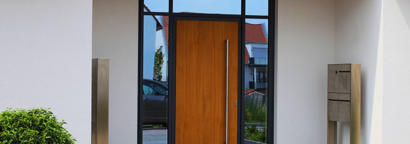 nowoczesne drewniane drzwi zewnętrzne z pochwytem rurowym ze stali