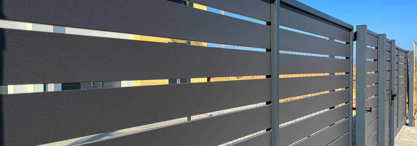 zbliżenie na nowoczesne ogrodzenie panelowe bez podmurówki