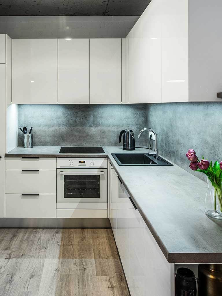 Podłączenie płyty indukcyjnej – 1F czy 3F, przekroje, cena (2025)