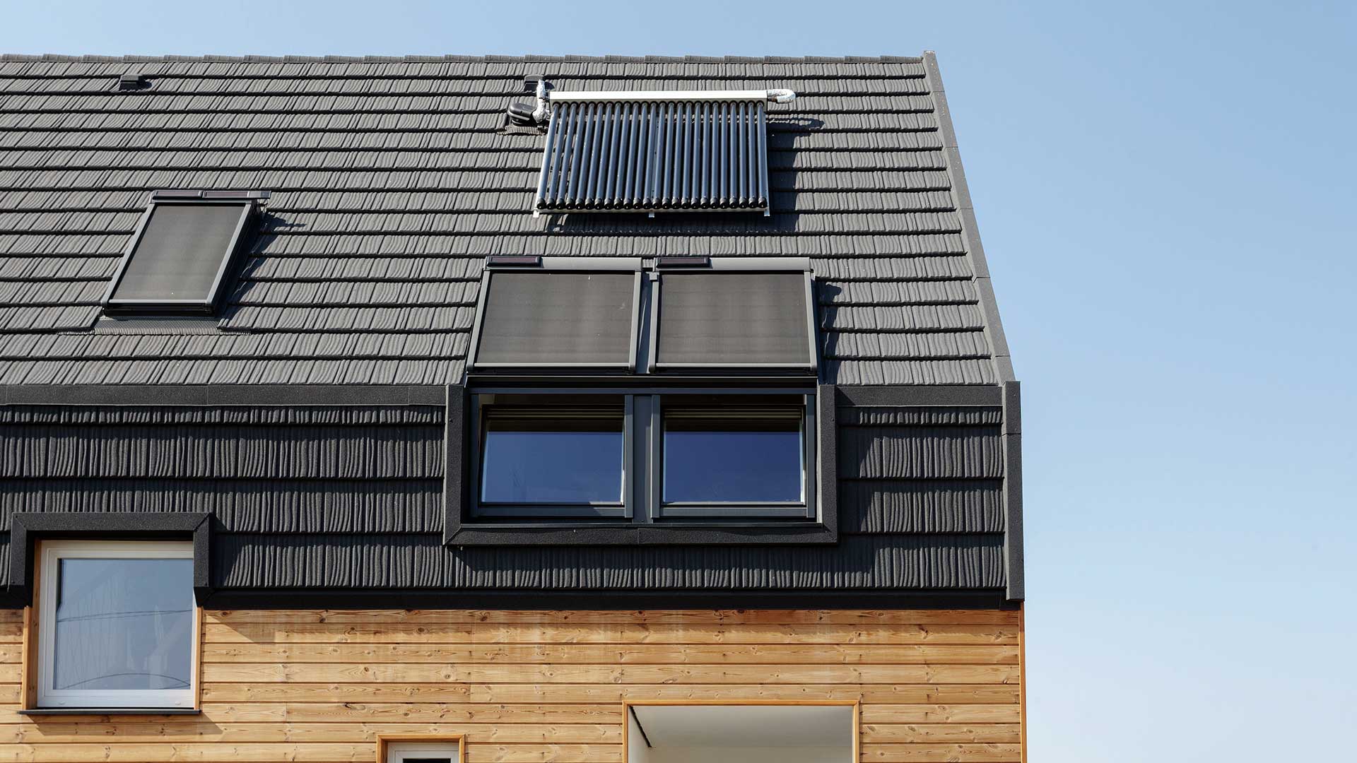 nowoczesny drewniany dom z dachem mansardowym -  w 2023