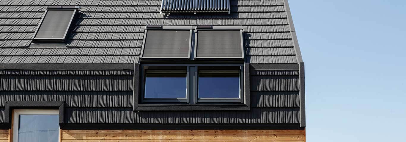 nowoczesny drewniany dom z dachem mansardowym