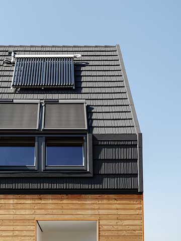 nowoczesny drewniany dom z dachem mansardowym