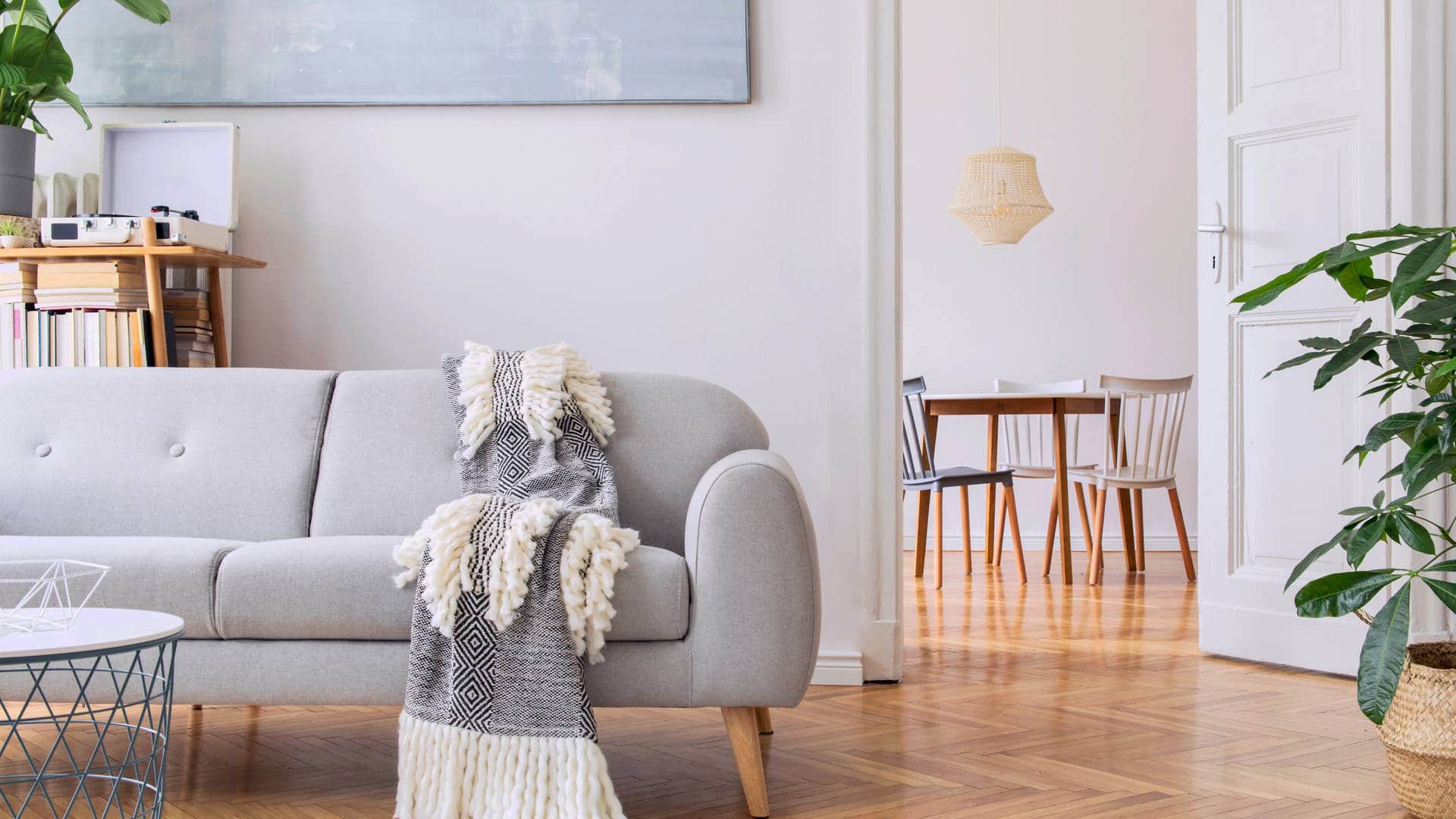 Gotowe wnętrze salonu i jadalni po wykończeniu pod klucz