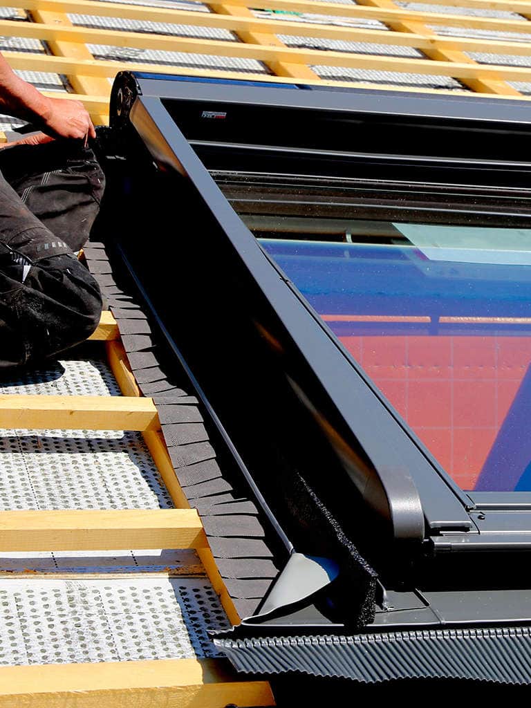 Obróbka okna dachowego – jak obrobić okno dachowe?