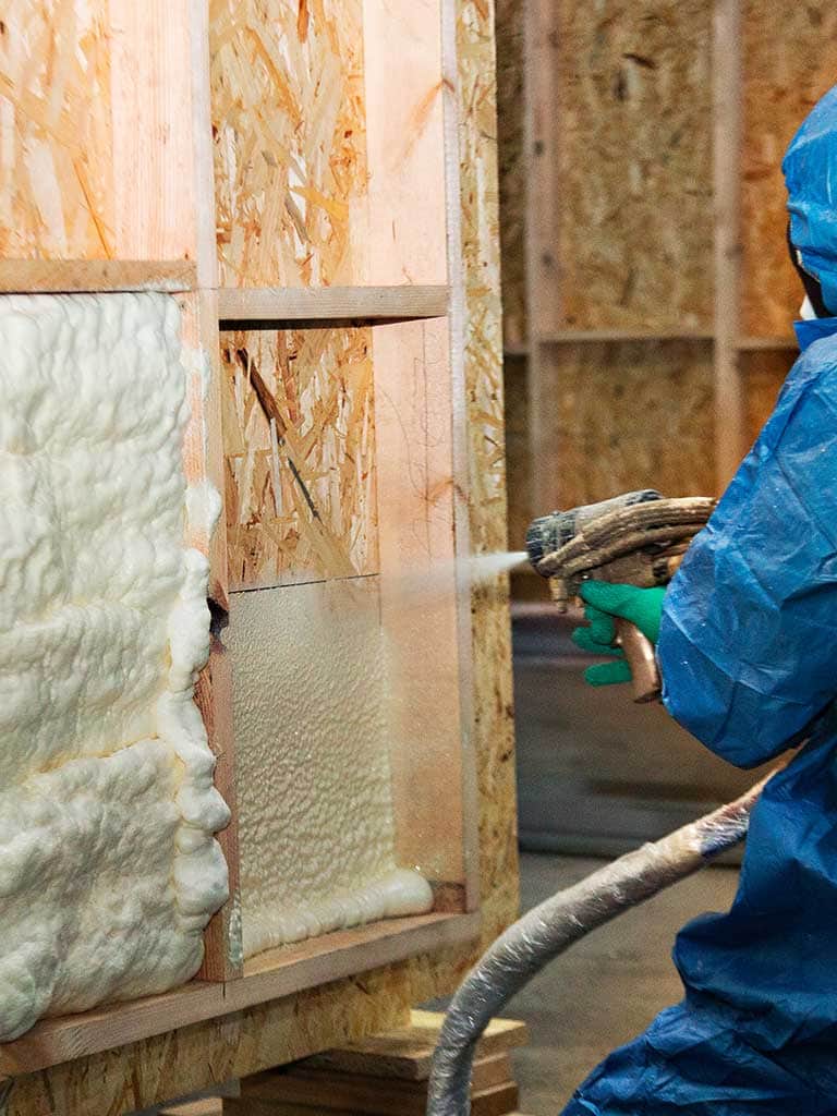 Ocieplanie pianką poliuretanową – wady i zalety, cena, czy warto