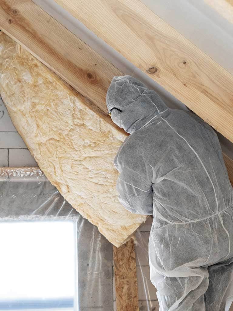 Ocieplenie poddasza pianką czy wełną – co jest cieplejsze, tańsze i trwalsze?