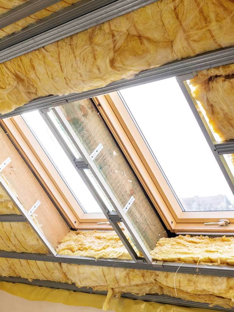 Ocieplenie poddasza wełną – jaką wybrać? Schemat, wykonanie i koszty izolacji poddasza wełną