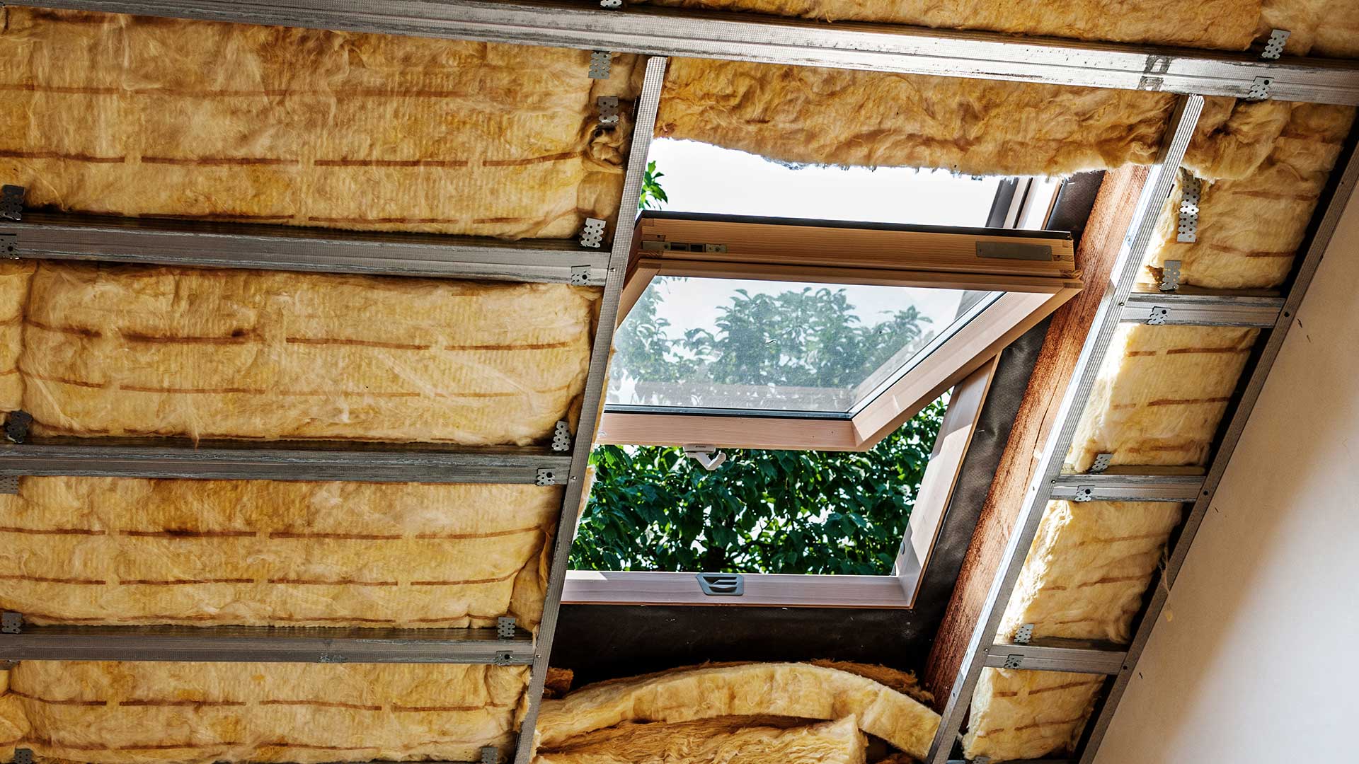 ocieplenie z wełny mineralnej wokół okna dachowego