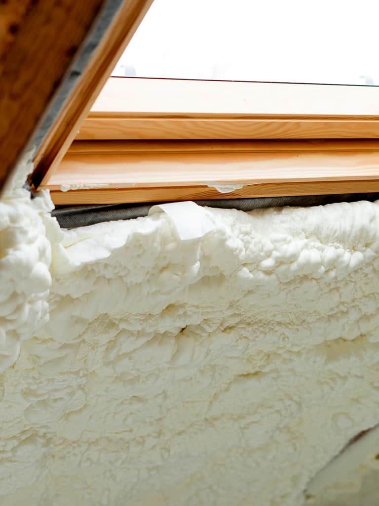 Ocieplenie okna dachowego – na czym polega izolacja okien dachowych?