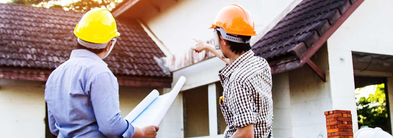 dwóch mężczyzn omawia zakres prac przy przebudowie domu