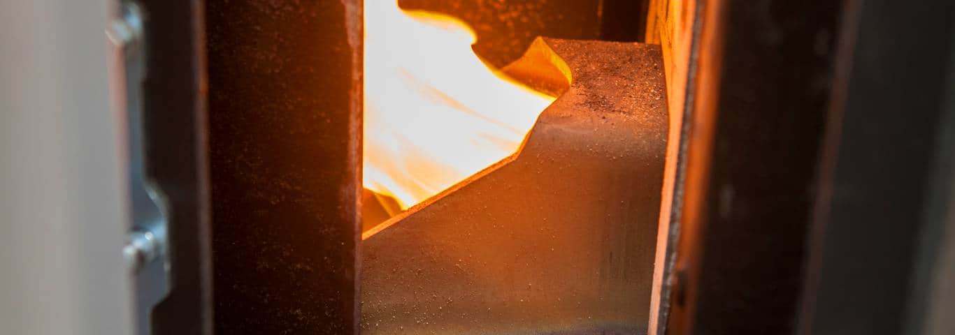 zbliżenie na ogień w piecu