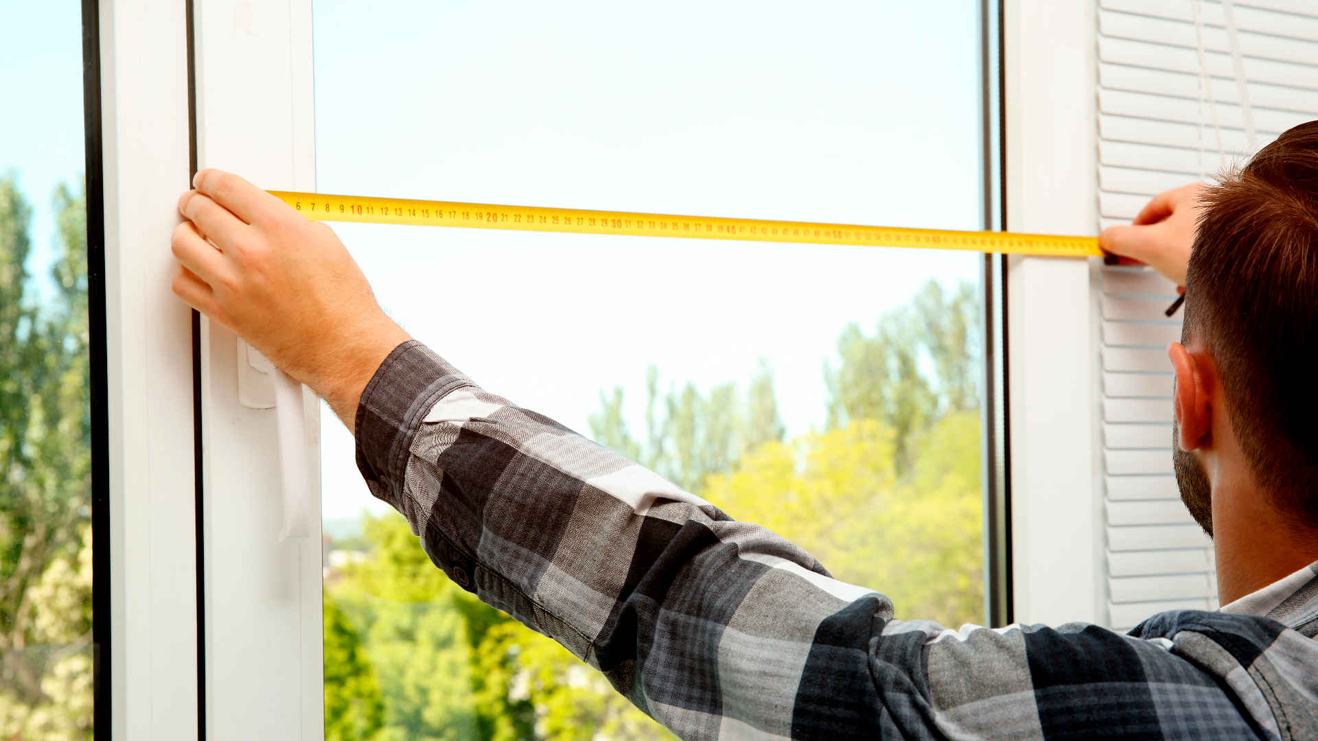 specjalista mierzy szerokość okna w domu -  w 2022