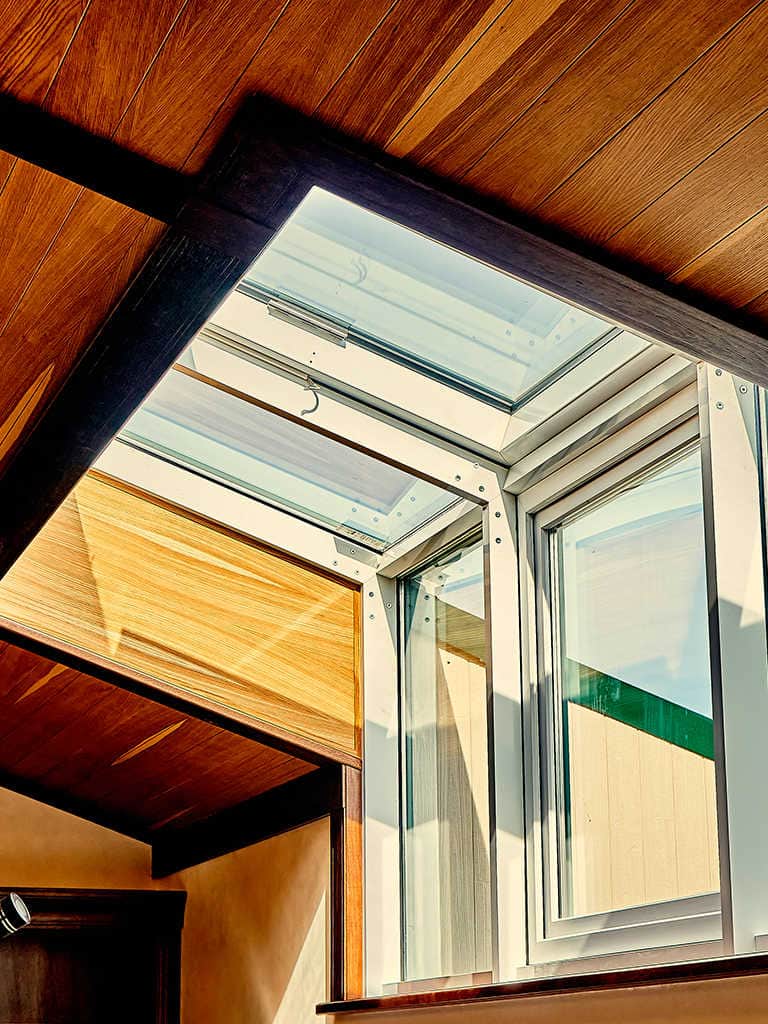 Okno kolankowe (dachowe) – wymiary, cena, wady i zalety