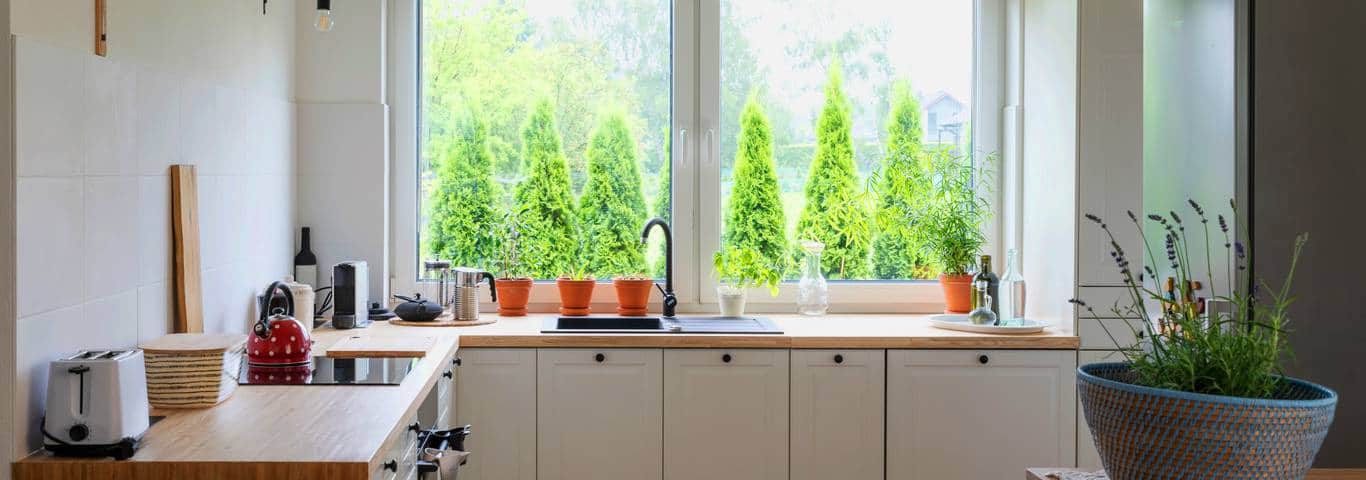 białe plastikowe okno w kuchni urządzanej na biało