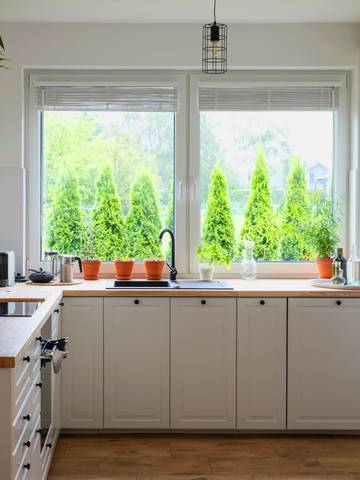 Okno w kuchni – jakie wybrać i jak je udekorować?