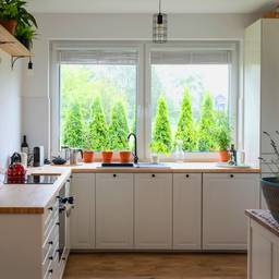 Okno w kuchni – jakie wybrać i jak je udekorować?