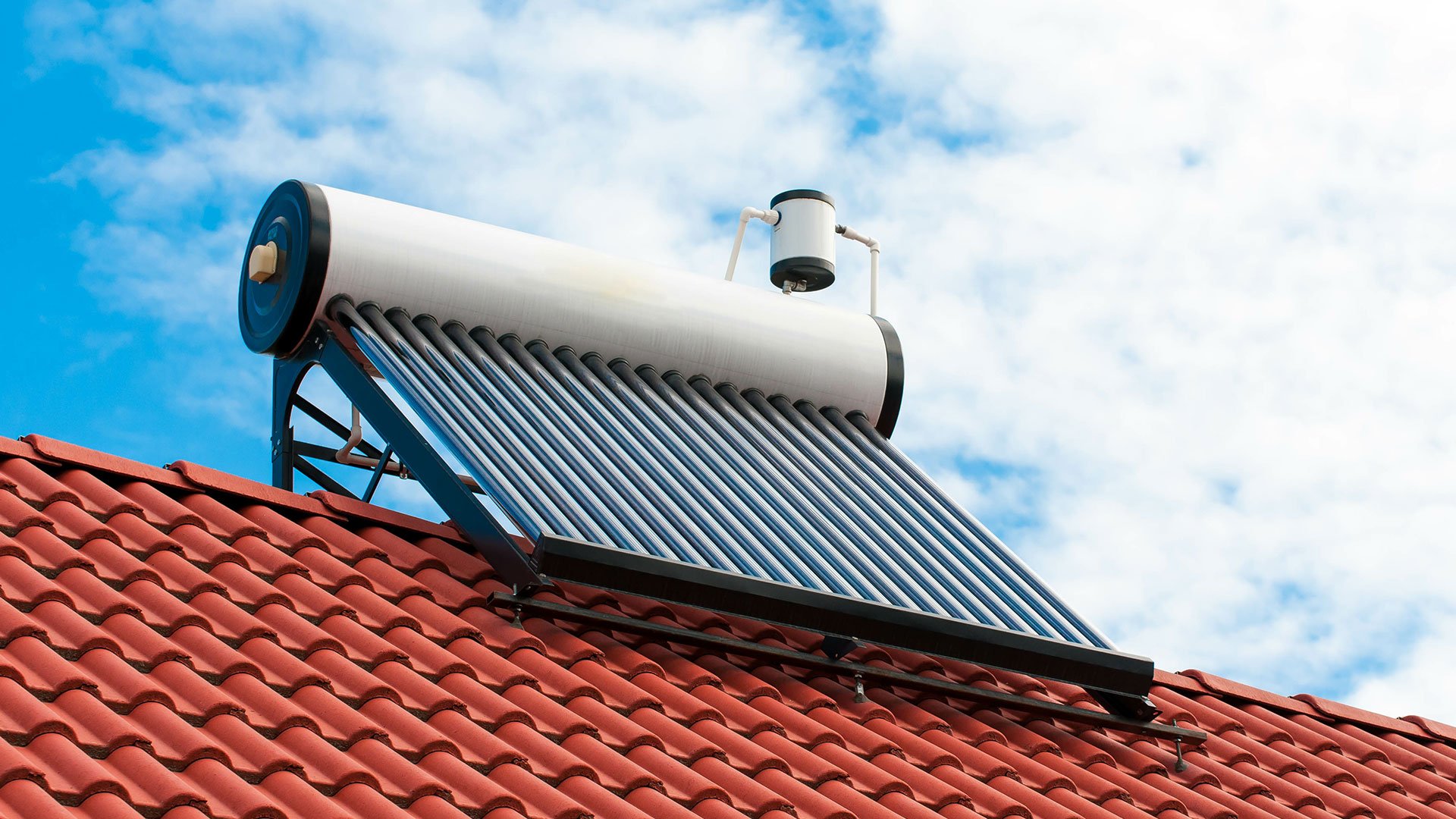 panele fotowoltaiczne do grzania wody zainstalowane na dachu domu