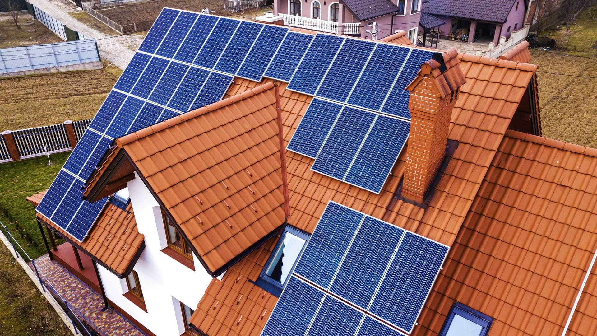 Rozbudowana instalacja PV na dachu domu jednorodzinnego z ryzykiem pętli indukcyjnej