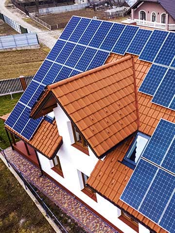 Rozbudowana instalacja PV na dachu domu jednorodzinnego z ryzykiem pętli indukcyjnej