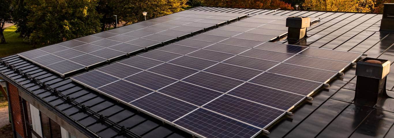 zdjęcie przedstawia panele fotowoltaiczne zamontowane na dachu