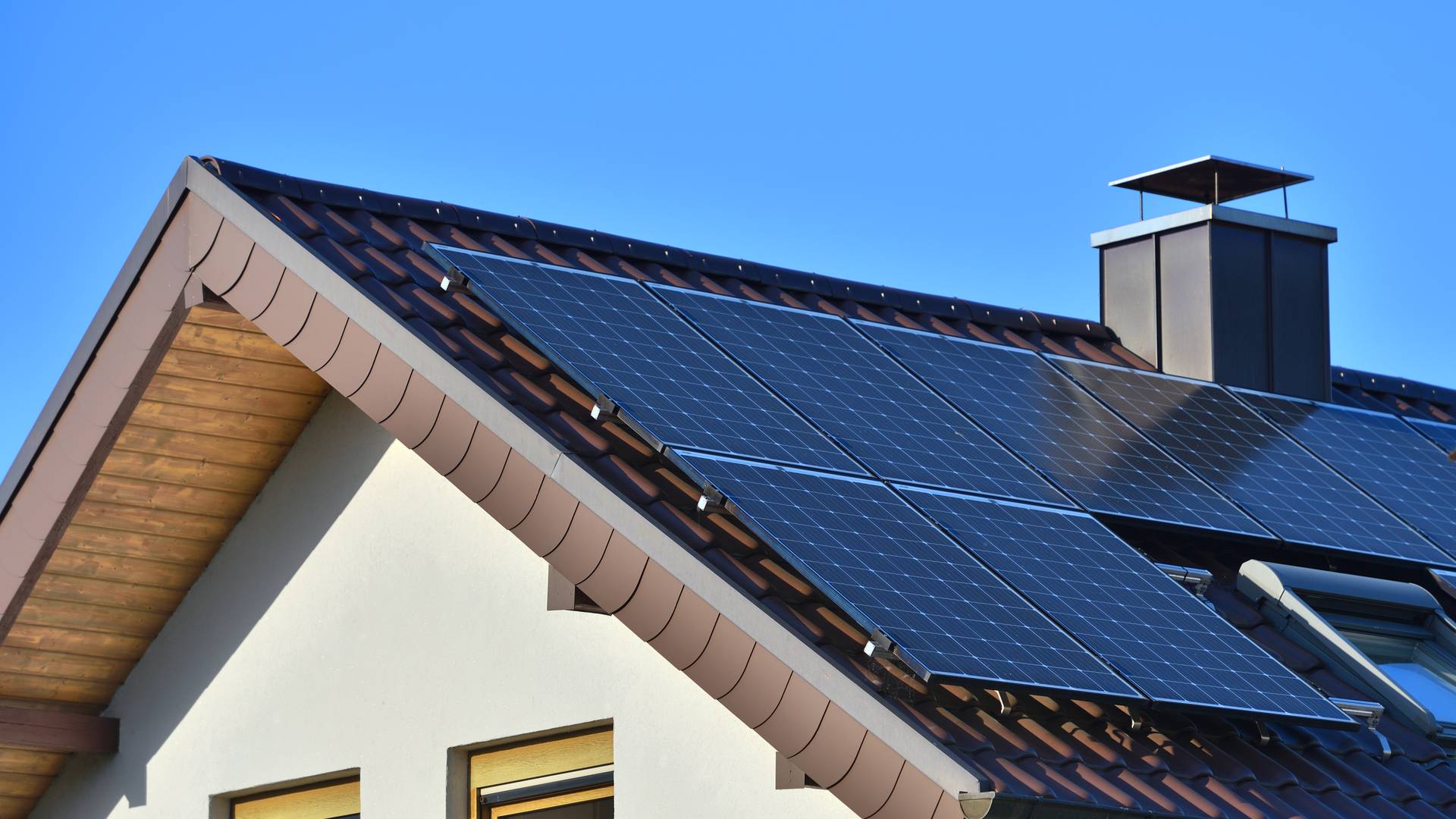 panele słoneczne zainstalowane na dachu dwuspadowym -  w 2021