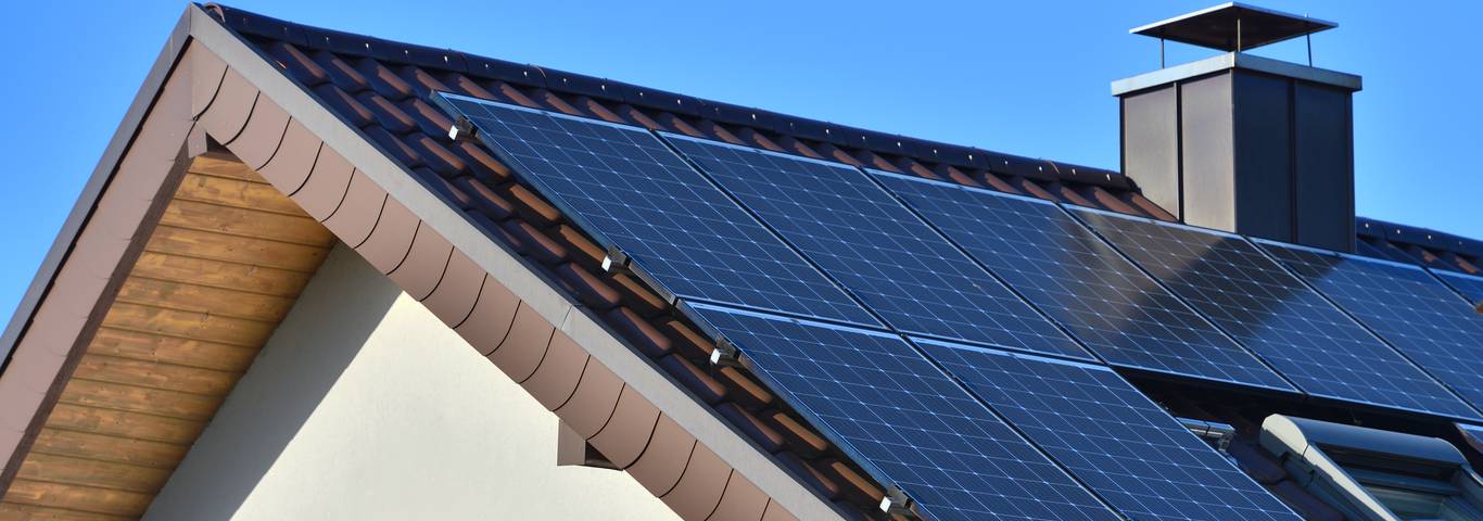 panele słoneczne zainstalowane na dachu dwuspadowym