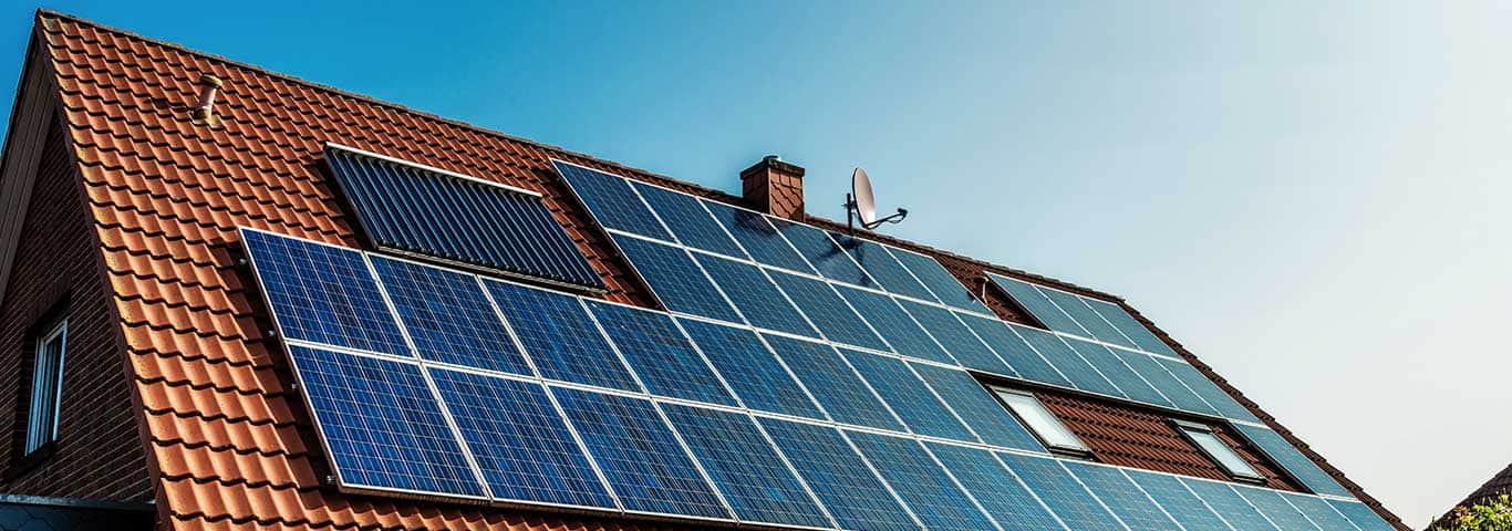 Dom z cegły z instalacją fotowoltaiczną kwalifikującą się do dotacji na magazyny energii 2025