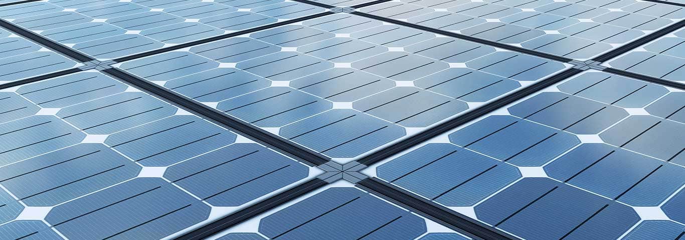 Zbliżenie na strukturę ogniw krzemowych w panelu fotowoltaicznym