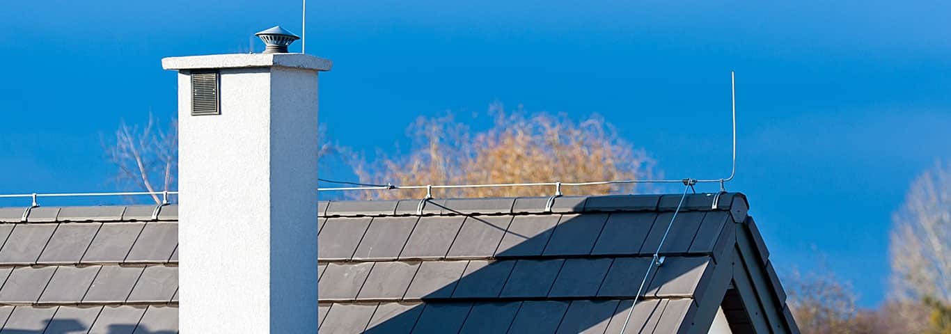 Przewód odgromowy zamocowany na kalenicy dachu z dachówką