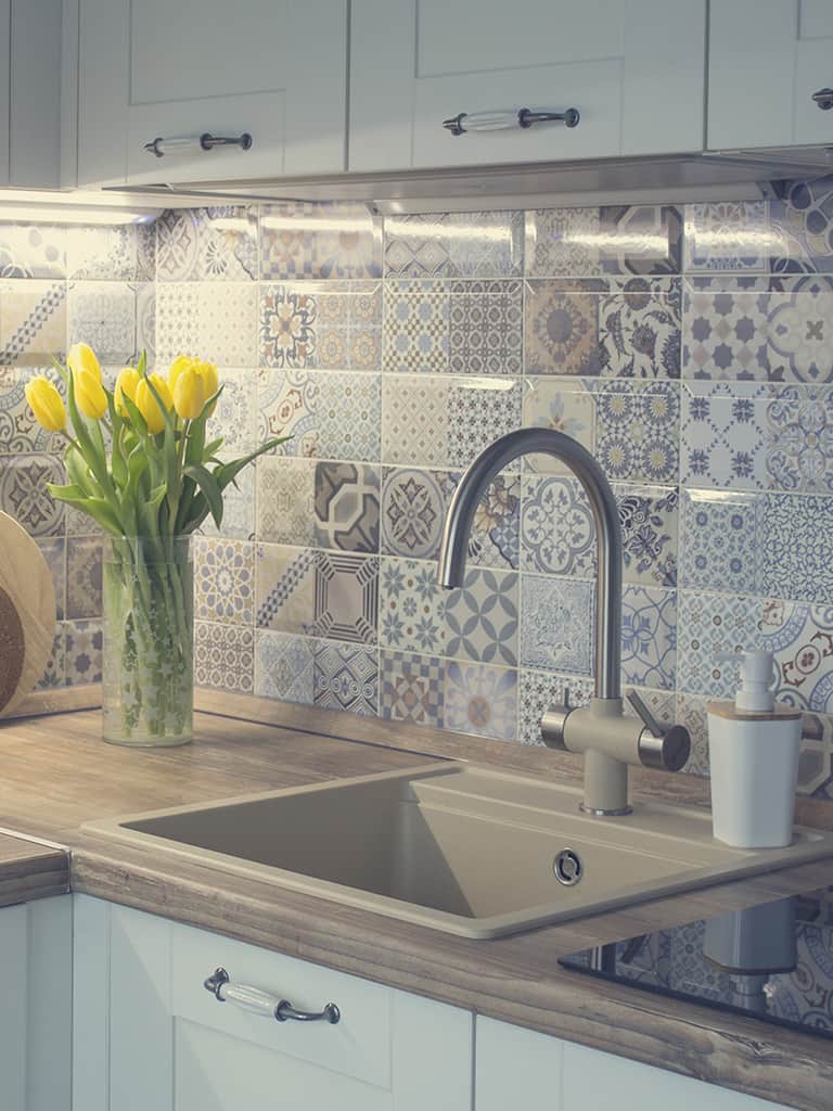 Jakie płytki do kuchni wybrać? Modne kafelki na ścianę i podłogę