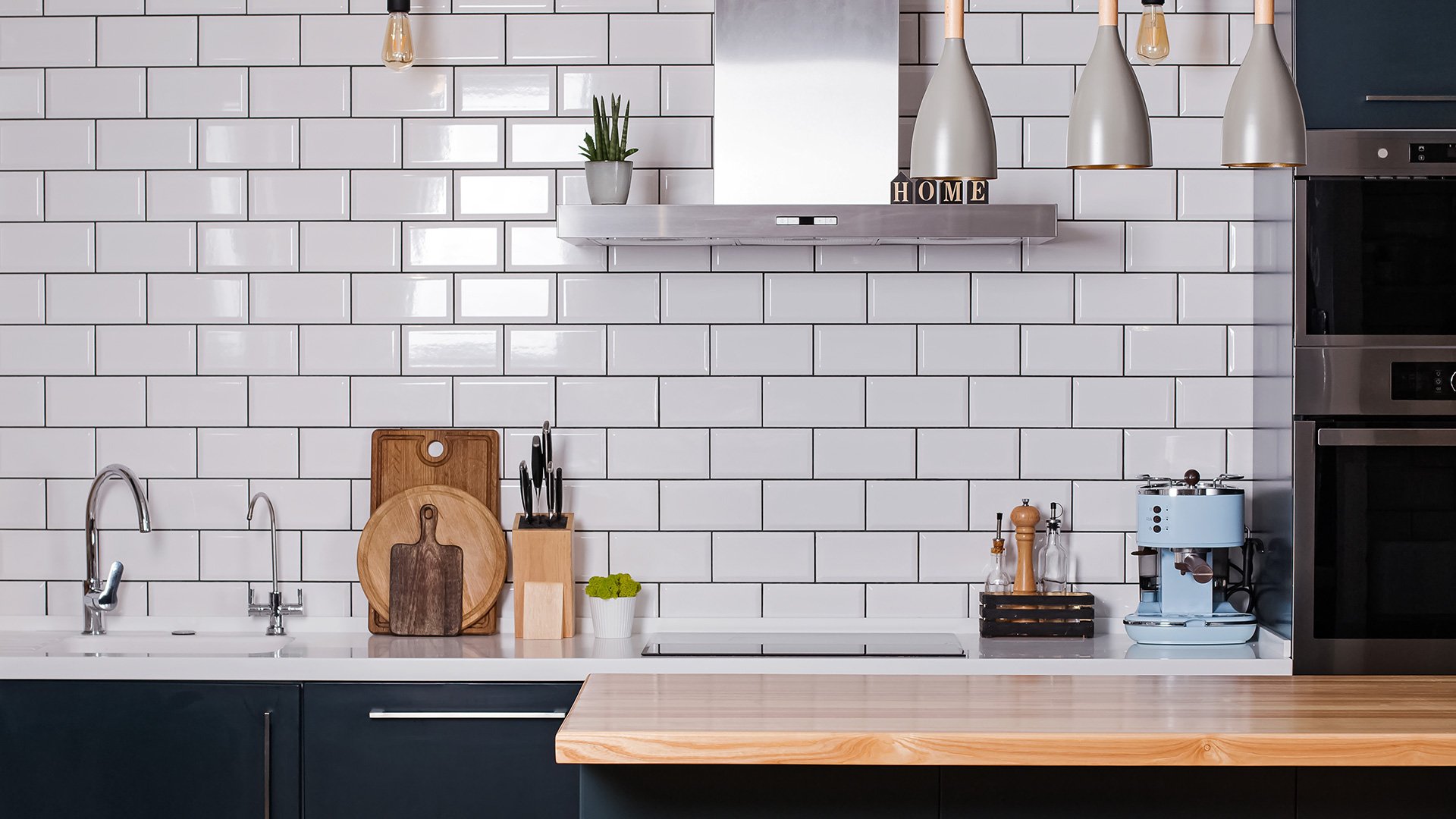 płytki imitujące cegłę w kuchni w nowym domu -  w 2021