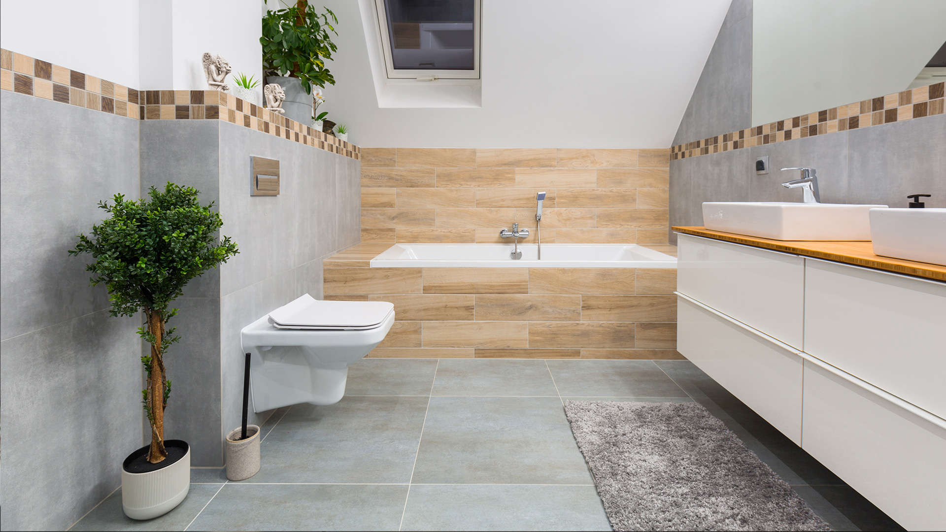 łazienka wyłożona płytkami: szarymi oraz imitującymi drewno -  w 2022