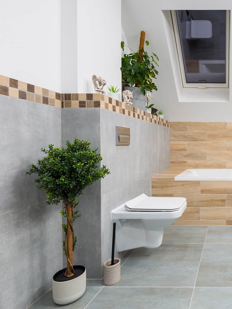 Łazienka na poddaszu ze skosami – inspiracje i praktyczne rozwiązania 2025