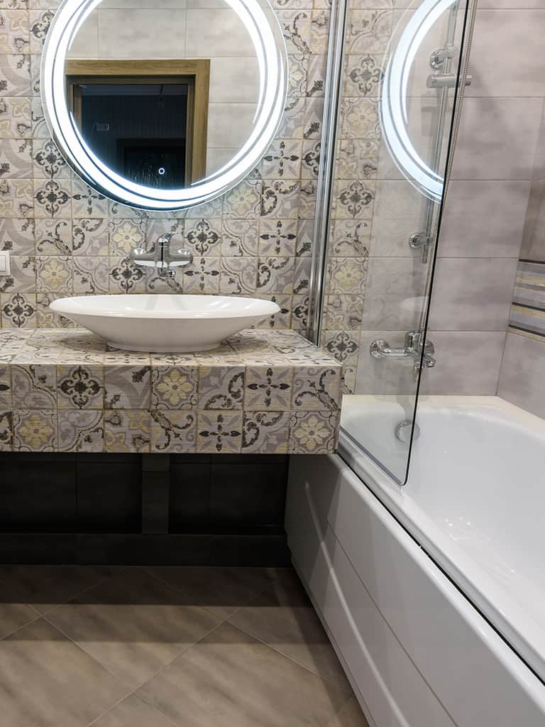 Jakie płytki do małej łazienki? Aranżacje i pomysły